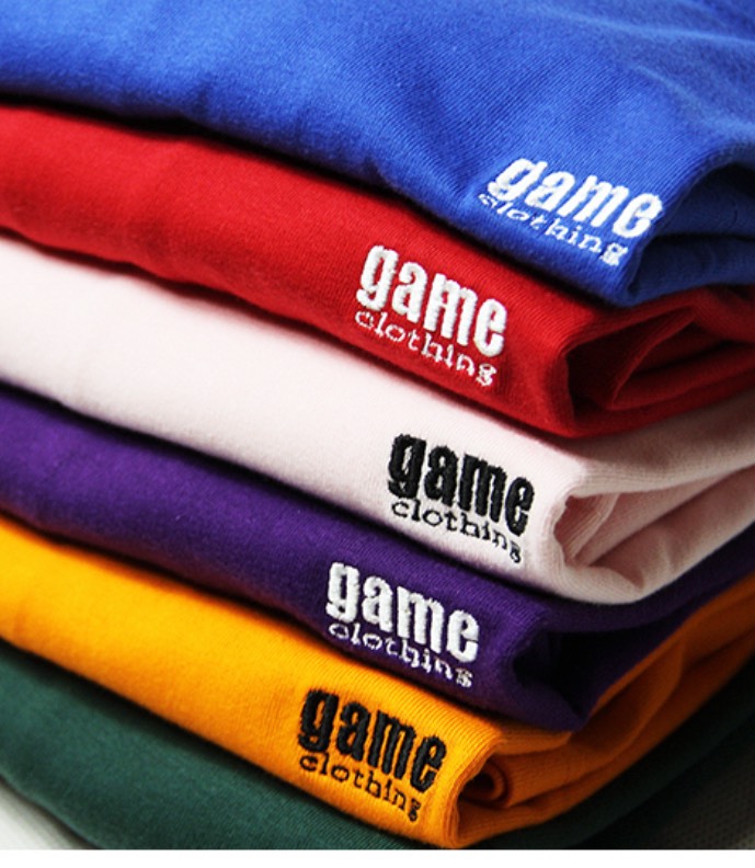 色違いのTシャツの裾にロゴを刺繍して重ねた様子
