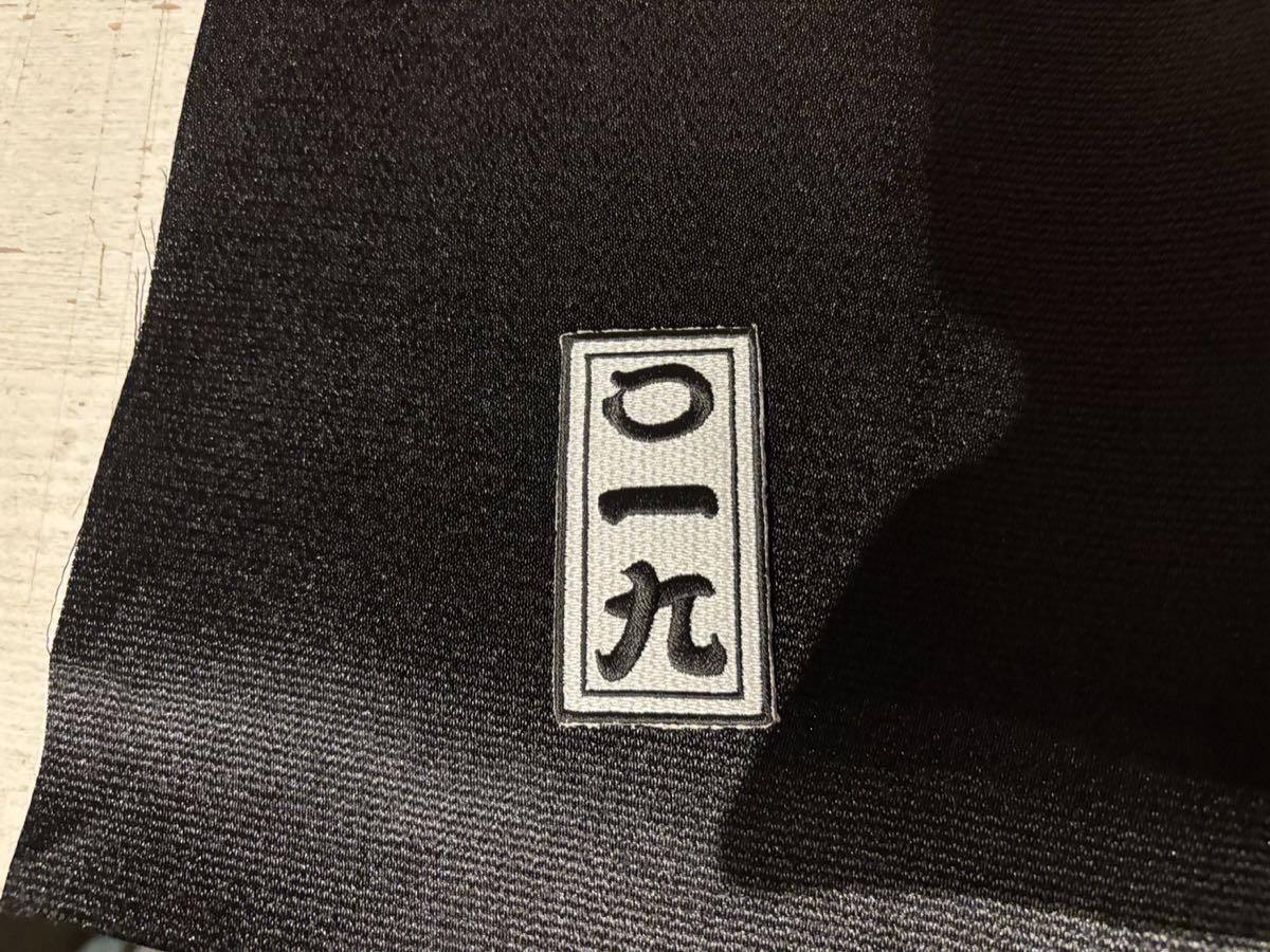 黒い生地に縫い付けた角型の刺繍ワッペン