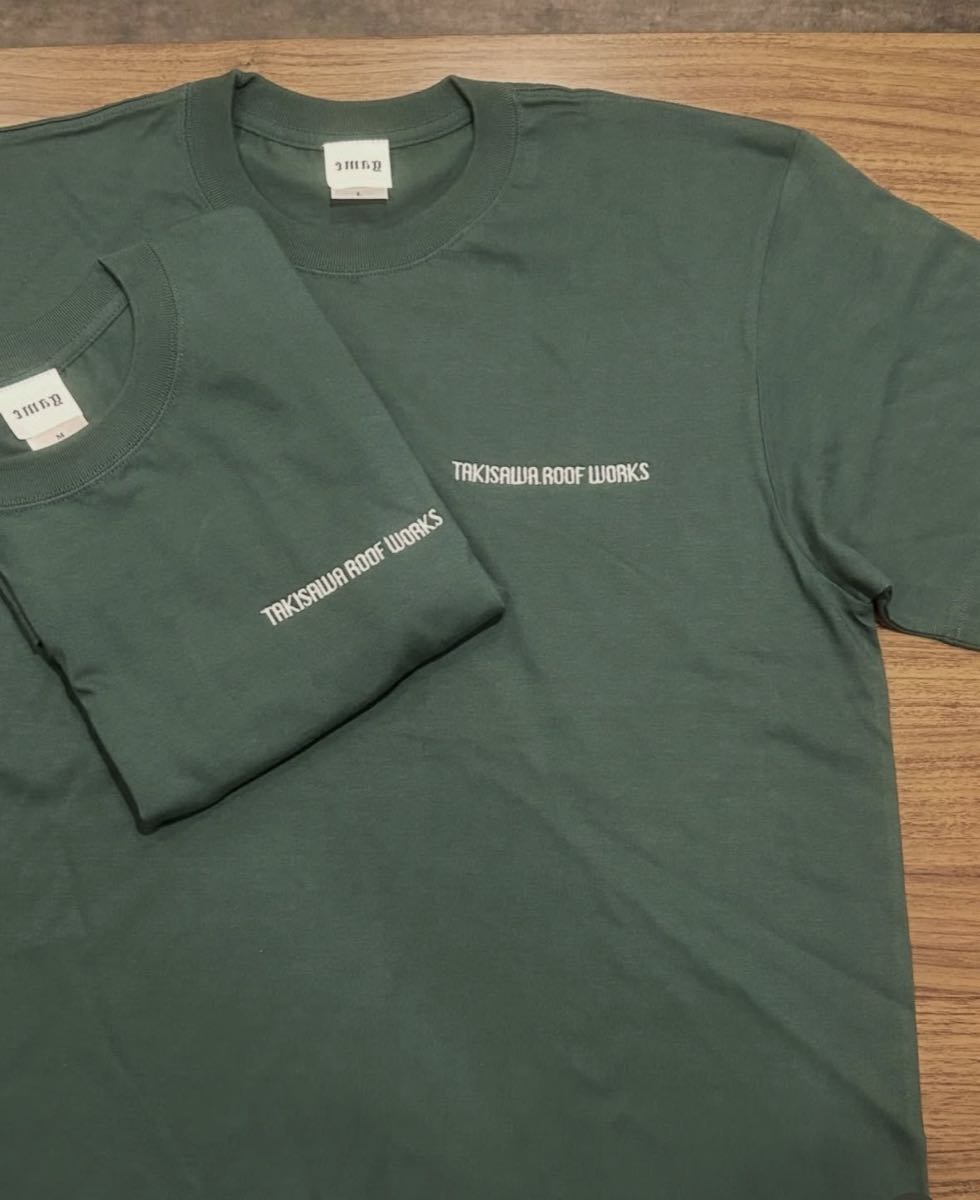 特殊なグリーンのTシャツ胸元に入れた社名の刺繍