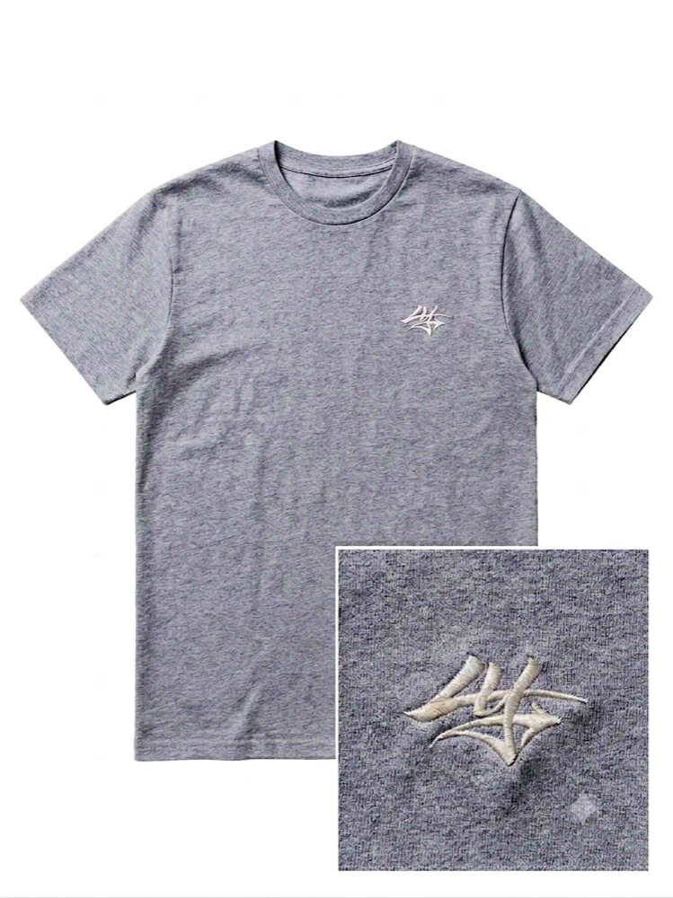 グレーのTシャツの胸元に白糸でロゴを刺繍した例
